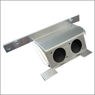 アルミ製の部品（ナットを圧入）